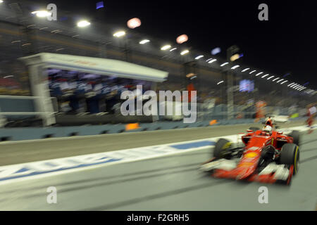 Singapur. 18. Sep, 2015. Team-Ferrari-Pilot Sebastian Vettel fährt im zweiten Training während F1 Singapur Grand Prix Nachtrennen in Singapur Marina Bay Street Circuit, 18. September 2015. © Dahin Chih Wey/Xinhua/Alamy Live-Nachrichten Stockfoto