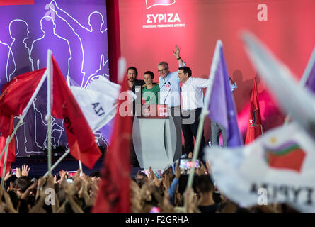 Athen, Griechenland. 18. Sep, 2015. Der ehemalige griechische Ministerpräsident und Führer der radikalen Linken Partei "SYRIZA", Alexis Tsipras (R) mit dem Führer der spanischen Podemos Partei, Pablo Iglesias (L), deutsches Mitglied des Europäischen Parlaments für die grünen, Ska Keller (2 L) französische kommunistische Partei-Sekretärin allgemeine Pierre Laurent (2R) während seiner Hauptkundgebung vor den Wahlen am Syntagma-Platz in Athen, Griechenland, am 18. September 2015. Parlamentswahlen in Griechenland am 20. September 2015 stattfinden. Bildnachweis: Elias Verdi / Alamy Live News Stockfoto