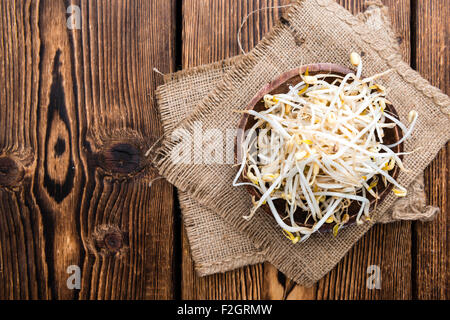 Schüssel mit Mungobohnen Sprossen auf hölzernen Hintergrund Stockfoto