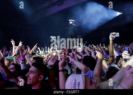 Festivalbesucher genießen während Sonar Festival in Barcelona Stockfoto