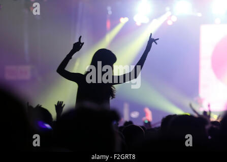 Festivalbesucher genießen während Sonar Festival in Barcelona Stockfoto