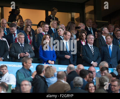 Twickenham Stadium, London, UK. 18. September 2015. Der Herzog und die Herzogin von Cambridge und Prinz Harry besuchen die offizielle Eröffnungsfeier und Spiel England gegen Fidschi. Bildnachweis: Malcolm Park Leitartikel/Alamy Live-Nachrichten Stockfoto