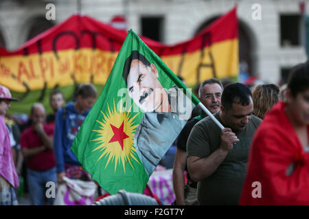 Turin, Italien. 18. Sep, 2015. Eine Fahne mit Abdullah Öcalan, Führer der kurdischen Arbeiterpartei PKK und aktuell betrachtet als terroristische Organisation. Hunderte von Menschen halten Banner während einer protestierter gegen die Angriffe auf das kurdische Volk in den Händen der türkische Präsident Recep Tayyip Erdogan, dieselbe, die unterstützt und subventioniert islamischen Fundamentalismus. © Elena Aquila/Pacific Press/Alamy Live-Nachrichten Stockfoto