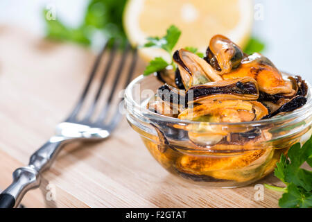 Einige Muscheln gegrillt, mit frischen Kräutern in Öl eingelegt Stockfoto