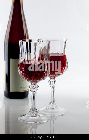 Eine Flasche Wein und zwei teilweise gefüllte Gläser Stockfoto