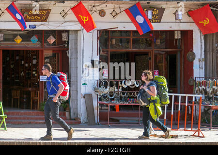 Rucksacktouristen auf der Hauptstraße in Luang Prabang, Laos Stockfoto