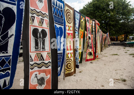 Dekorative Paneele im Sexaxa Village in Botswana, Afrika Stockfoto