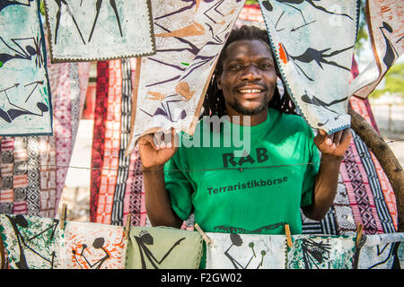 Afrikanischer Mann mit seinen hängenden Dekorplatten im Sexaxa Village in Botswana, Afrika Stockfoto