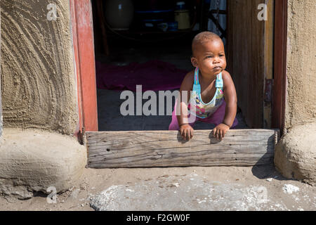 Kleines Kind Blick durch ein Tor in Botswana, Afrika Stockfoto