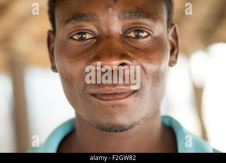 Nahaufnahme des afrikanischen Mann in Sexaxa Dorf in Botswana, Afrika Stockfoto
