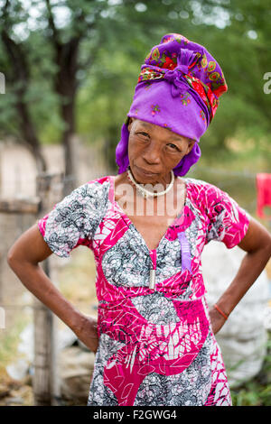 San Leute oder Buschmänner in bunten Gewändern Botswana, Afrika Stockfoto