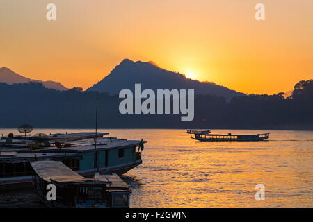 Boote bei Sonnenuntergang am Mekong Fluss, Luang Prabang, Laos Stockfoto