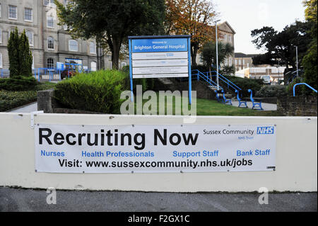 Brighton, UK. 20. Oktober 2015. Ein Banner ist außen Brighton General Hospital Fragen für Pflegekräfte, Angehörige der Gesundheitsberufe und Support-Mitarbeiter zu beantragen in der Sussex Community NHS Trust Fotografieren von Simon Dack/Alamy Live News genommen funktionieren gestiegen Stockfoto