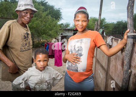 San Leute oder Buschmänner posieren für ein Foto in Botswana, Afrika Stockfoto