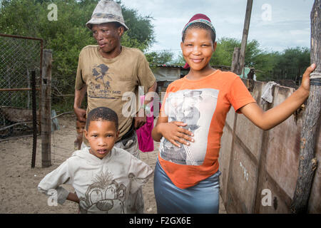 San Leute oder Buschmänner posieren für ein Foto in Botswana, Afrika Stockfoto