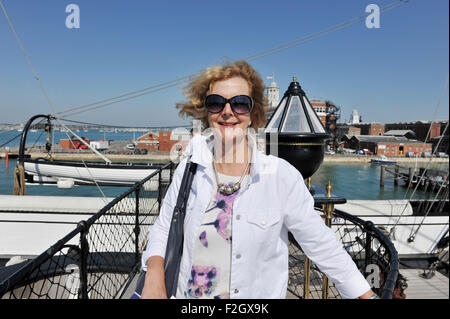 Portsmouth Hampshire UK - Frau mit Sonnenbrille an Bord der HMS Warrior in der Historic Dockyard Stockfoto