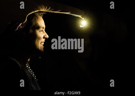 Barcelona, Katalonien, Spanien. 19. Sep, 2015. Eine junge Frau trägt einen Helm, beleuchten ihr Gesicht, als sie Gesichter bei der "WeAreNarcissus"-Kunst-Installation lädt die Festivalbesucher für die größte "Selfie in der Welt" in Ciutadella Park während der 'Merce 2015"macht in Barcelona © Matthias Oesterle/ZUMA Draht/Alamy Live News Stockfoto