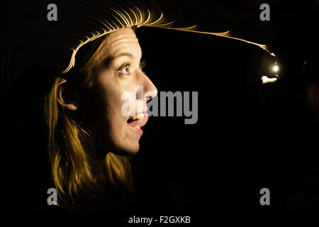 Barcelona, Katalonien, Spanien. 19. Sep, 2015. Eine junge Frau trägt einen Helm, beleuchten ihr Gesicht, als sie Gesichter bei der "WeAreNarcissus"-Kunst-Installation lädt die Festivalbesucher für die größte "Selfie in der Welt" in Ciutadella Park während der 'Merce 2015"macht in Barcelona © Matthias Oesterle/ZUMA Draht/Alamy Live News Stockfoto
