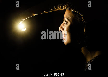 Barcelona, Katalonien, Spanien. 19. Sep, 2015. Eine junge Frau trägt einen Helm, beleuchten ihr Gesicht, als sie Gesichter bei der "WeAreNarcissus"-Kunst-Installation lädt die Festivalbesucher für die größte "Selfie in der Welt" in Ciutadella Park während der 'Merce 2015"macht in Barcelona © Matthias Oesterle/ZUMA Draht/Alamy Live News Stockfoto