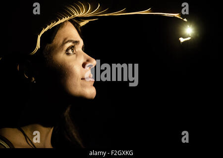Barcelona, Katalonien, Spanien. 19. Sep, 2015. Eine junge Frau trägt einen Helm, beleuchten ihr Gesicht, als sie Gesichter bei der "WeAreNarcissus"-Kunst-Installation lädt die Festivalbesucher für die größte "Selfie in der Welt" in Ciutadella Park während der 'Merce 2015"macht in Barcelona © Matthias Oesterle/ZUMA Draht/Alamy Live News Stockfoto