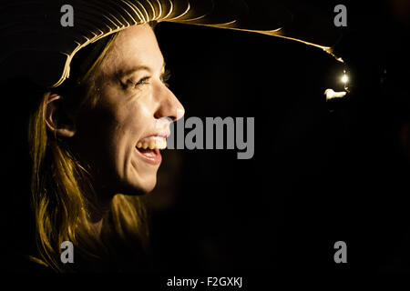 Barcelona, Katalonien, Spanien. 19. Sep, 2015. Eine junge Frau trägt einen Helm, beleuchten ihr Gesicht, als sie Gesichter bei der "WeAreNarcissus"-Kunst-Installation lädt die Festivalbesucher für die größte "Selfie in der Welt" in Ciutadella Park während der 'Merce 2015"macht in Barcelona © Matthias Oesterle/ZUMA Draht/Alamy Live News Stockfoto