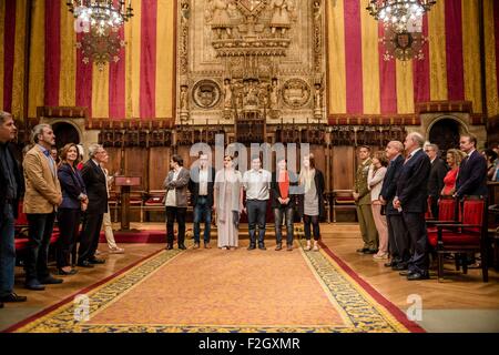 Barcelona, Spanien. 18. September 2015: ANDREU BUENAFUENTE (2 L), katalanische Komiker und Moderator und ADA COLAU (3 L), Bürgermeisterin von Barcelona, posieren für ein Foto zusammen mit anderen Vertretern vor der Rede zur Amtseinführung für die "Merce 2015" im Rathaus von Barcelona Kredit: Matthi/Alamy Live-Nachrichten Stockfoto