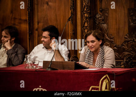 Barcelona, Spanien. 18. September 2015: ADA COLAU (3 L), Bürgermeisterin von Barcelona, hört auf die Rede von Andreu Buenafuente während der Einweihung für die "Merce 2015" im Rathaus von Barcelona Kredit: Matthi/Alamy Live-Nachrichten Stockfoto