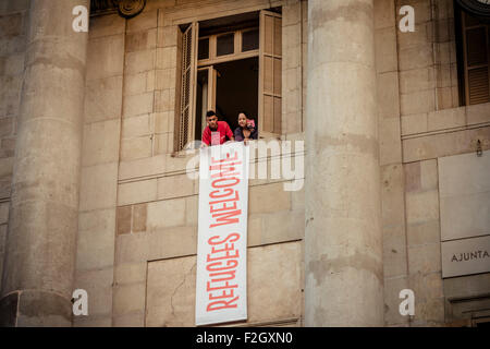 Barcelona, Spanien. 18. September 2015: Städtische Arbeiter hängen Plakate einladende Flüchtlinge an Barcelonas Rathaus Fassade nach dem ersten Akt des "Merce 2015" Credit: Matthi/Alamy Live-Nachrichten Stockfoto