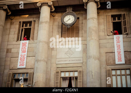 Barcelona, Spanien. 18. September 2015: Städtische Arbeiter hängen Plakate einladende Flüchtlinge an Barcelonas Rathaus Fassade nach dem ersten Akt des "Merce 2015" Credit: Matthi/Alamy Live-Nachrichten Stockfoto