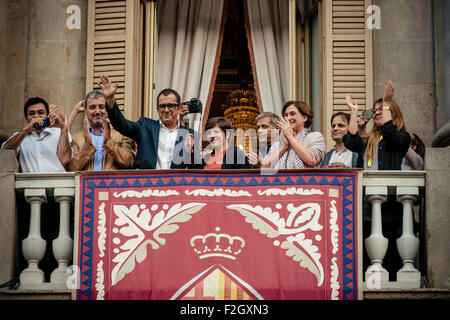 Barcelona, Spanien. 18. September 2015: ANDREU BUENAFUENTE und ADA COLAU, gemeinsam mit anderen Vertretern, begrüßen die Masse aus dem Rathaus-Balkon, wie sie, die "Merce 2015" Credit beginnen: Matthi/Alamy Live-Nachrichten Stockfoto