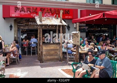 Delray Beach Florida, East Atlantic Avenue, Park Tavern, Restaurant Restaurants Essen Essen Essen Café Cafés, Außenterrasse Außentische, Außenterrasse, Tische, Stockfoto