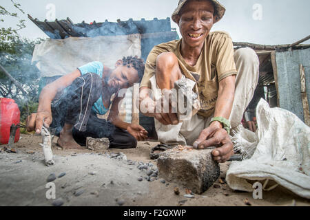 Buschmänner oder San Leute, die Zubereitung von Speisen in Botswana, Afrika Stockfoto