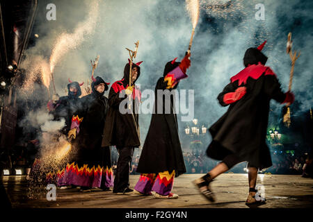 Barcelona, Spanien. 18. September 2015: Correfocs tanzen auf der Bühne vor dem Rathaus von Barcelona während des ersten Aktes das Stadtfest "La Merce 2015" Credit: Matthi/Alamy Live-Nachrichten Stockfoto