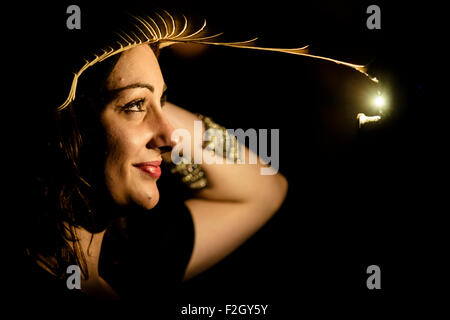 Barcelona, Spanien. 18. September 2015: Eine junge Frau trägt einen Helm, ihr Gesicht zu beleuchten, wie sie Gesichter bei den "WeAreNarcissus"-Kunst-Installation lädt die Festivalbesucher für das größte Selfie in der Welt in Ciutadella Park während der 'Merce 2015"in Barcelona Kredit macht: Matthi/Alamy Live-Nachrichten Stockfoto