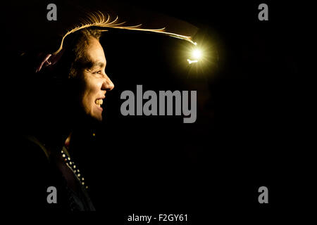 Barcelona, Spanien. 18. September 2015: Eine junge Frau trägt einen Helm, ihr Gesicht zu beleuchten, wie sie Gesichter bei den "WeAreNarcissus"-Kunst-Installation lädt die Festivalbesucher für das größte Selfie in der Welt in Ciutadella Park während der 'Merce 2015"in Barcelona Kredit macht: Matthi/Alamy Live-Nachrichten Stockfoto