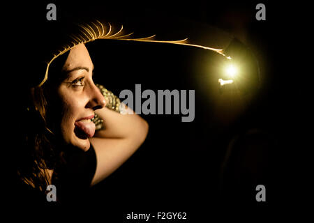 Barcelona, Spanien. 18. September 2015: Eine junge Frau trägt einen Helm, ihr Gesicht zu beleuchten, wie sie Gesichter bei den "WeAreNarcissus"-Kunst-Installation lädt die Festivalbesucher für das größte Selfie in der Welt in Ciutadella Park während der 'Merce 2015"in Barcelona Kredit macht: Matthi/Alamy Live-Nachrichten Stockfoto