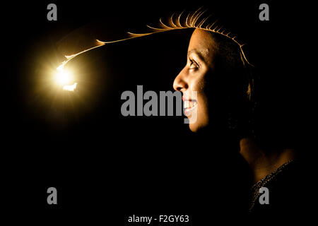 Barcelona, Spanien. 18. September 2015: Eine junge Frau trägt einen Helm, ihr Gesicht zu beleuchten, wie sie Gesichter bei den "WeAreNarcissus"-Kunst-Installation lädt die Festivalbesucher für das größte Selfie in der Welt in Ciutadella Park während der 'Merce 2015"in Barcelona Kredit macht: Matthi/Alamy Live-Nachrichten Stockfoto