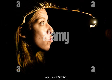 Barcelona, Spanien. 18. September 2015: Eine junge Frau trägt einen Helm, ihr Gesicht zu beleuchten, wie sie Gesichter bei den "WeAreNarcissus"-Kunst-Installation lädt die Festivalbesucher für das größte Selfie in der Welt in Ciutadella Park während der 'Merce 2015"in Barcelona Kredit macht: Matthi/Alamy Live-Nachrichten Stockfoto