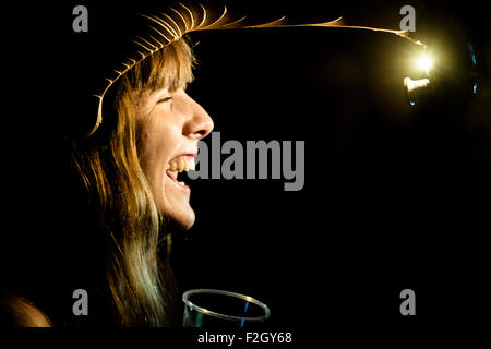 Barcelona, Spanien. 18. September 2015: Eine junge Frau trägt einen Helm, ihr Gesicht zu beleuchten, wie sie Gesichter bei den "WeAreNarcissus"-Kunst-Installation lädt die Festivalbesucher für das größte Selfie in der Welt in Ciutadella Park während der 'Merce 2015"in Barcelona Kredit macht: Matthi/Alamy Live-Nachrichten Stockfoto