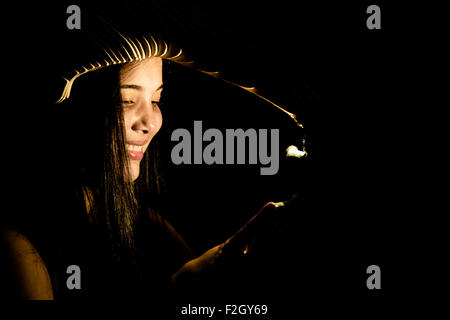Barcelona, Spanien. 18. September 2015: Eine junge Frau trägt einen Helm, ihr Gesicht zu beleuchten, wie sie Gesichter bei den "WeAreNarcissus"-Kunst-Installation lädt die Festivalbesucher für das größte Selfie in der Welt in Ciutadella Park während der 'Merce 2015"in Barcelona Kredit macht: Matthi/Alamy Live-Nachrichten Stockfoto