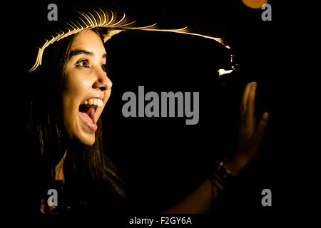 Barcelona, Spanien. 18. September 2015: Eine junge Frau trägt einen Helm, ihr Gesicht zu beleuchten, wie sie Gesichter bei den "WeAreNarcissus"-Kunst-Installation lädt die Festivalbesucher für das größte Selfie in der Welt in Ciutadella Park während der 'Merce 2015"in Barcelona Kredit macht: Matthi/Alamy Live-Nachrichten Stockfoto