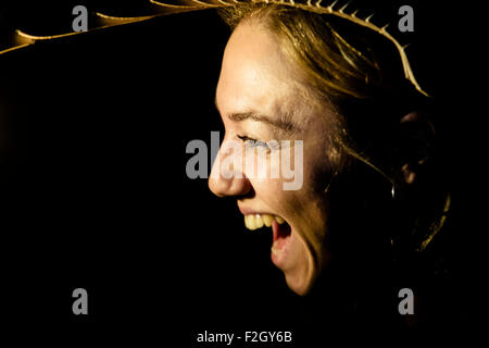 Barcelona, Spanien. 18. September 2015: Eine junge Frau trägt einen Helm, ihr Gesicht zu beleuchten, wie sie Gesichter bei den "WeAreNarcissus"-Kunst-Installation lädt die Festivalbesucher für das größte Selfie in der Welt in Ciutadella Park während der 'Merce 2015"in Barcelona Kredit macht: Matthi/Alamy Live-Nachrichten Stockfoto