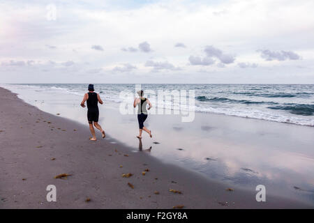 Delray Beach Florida, Atlantischer Ozean, Ufer, Surfen, Sand, Mann Männer männlich, Frau weibliche Frauen, Paar, Joggen, Laufen, FL150413067 Stockfoto