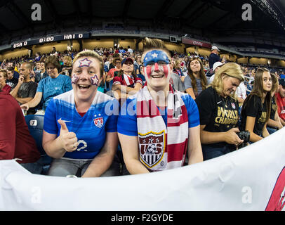 Detroit, Michigan, USA. 17. Sep, 2015. Fans jubeln auf Team USA bei der internationalen Fußball Freundschaftsspiel zwischen den Vereinigten Staaten Frauen Nationalmannschaft und der haitianischen Frauen Nationalmannschaft im Ford Field in Detroit, Michigan. USA gewann das Spiel mit 5: 0. Bildnachweis: Scott Hasse/ZUMA Draht/Alamy Live-Nachrichten Stockfoto