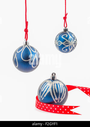 Drei hängen Weihnachtskugeln isoliert auf weiss. Stockfoto