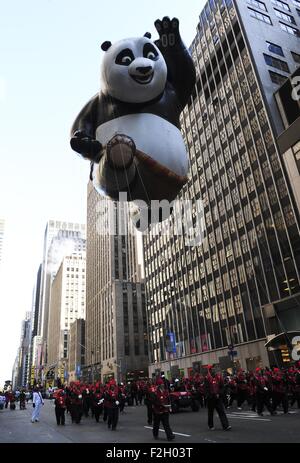 Kong Fu Panda Ballon schwebt in der 86. Macy's Thanksgiving Day Parade in New York, USA, 22. November 2012. Immer mit ihren verschlafenen Augenringe, immer getrennt die mollige Bären-ähnliches Tier sind wohl die coolsten Diplomaten in der Geschichte der zwischen China und den USA. Pandora die allererste Riesenpanda offiziell in die Vereinigten Staaten, kam in San Francisco im Jahre 1938, Dutzende von großen Pandas eingeführt seit Touring oder in 13 Zoos in den USA leben. Einige wurden dort geboren. Stockfoto