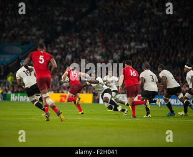 Twickenham Stadium, London, UK. 18. September 2015. England V Fidschi in der ersten Pool ein Abend-Match der Rugby World Cup 2015. Mike Brown (15) läuft mit dem Ball. Bildnachweis: Malcolm Park Leitartikel/Alamy Live-Nachrichten Stockfoto