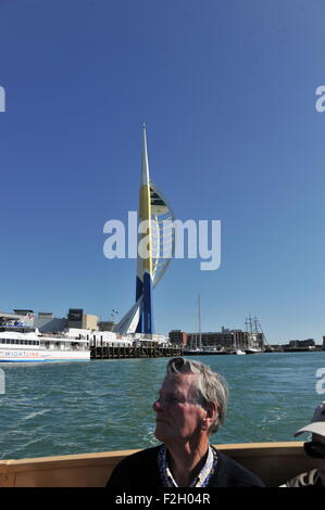 Portsmouth Hampshire UK - Spinnaker Tower angesehen von Hafenrundfahrt Tourismus Bootsfahrt Stockfoto