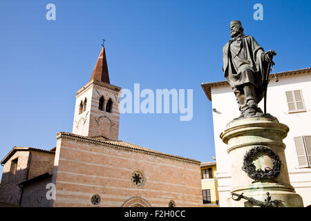 Die Kirche San Salvatore und Garibaldi-Statue auf der Piazza Garibaldi in Foligno, Italien Stockfoto