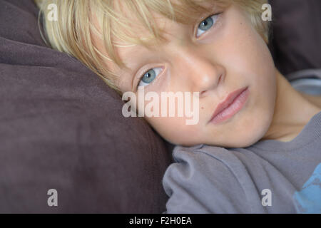 kleiner Junge in Kamera Stockfoto